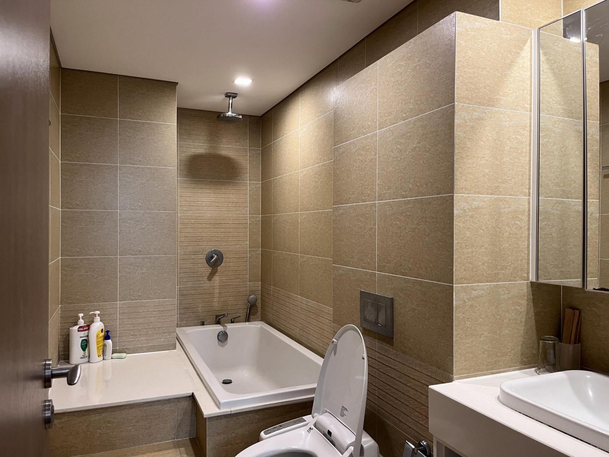 150 négyzetméteres, 2 hálószobás, 2 saját fürdőszobával rendelkező Apartman Ba Dinh negyed területé Hanoi Kültér fotó